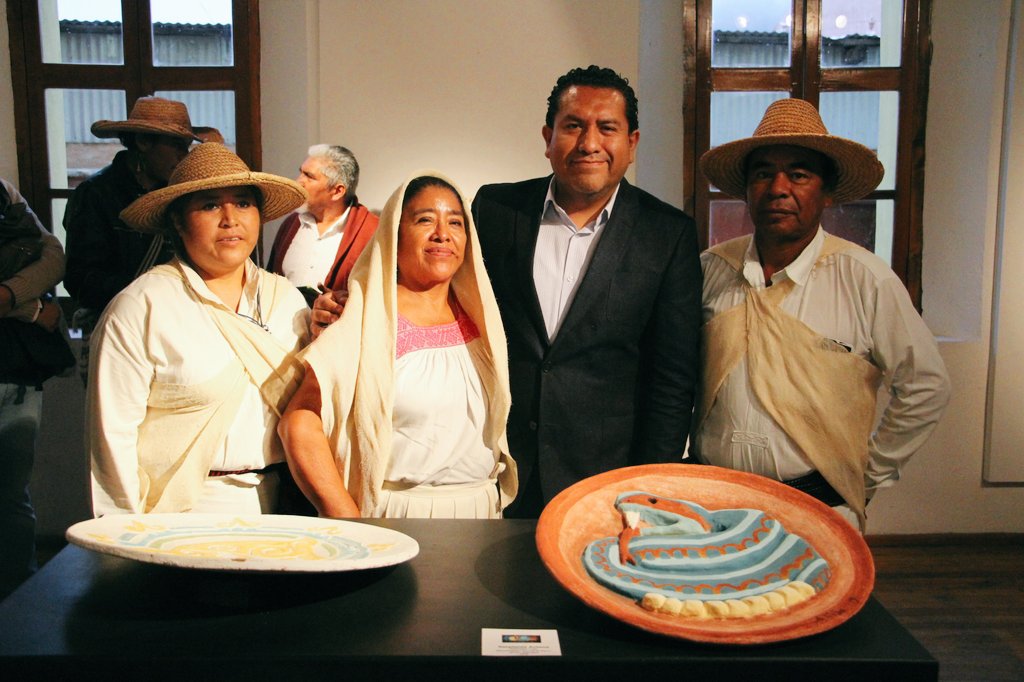 Olaff111's tweet photo. Inauguramos la exposición itinerante "Njät´i" en el #CCRealdelMonte. Resultado del trabajo de vinculación con el Museo Comunitario de La Labranza y el #CCValleMezquital, en el que participaron 28 artistas, bajo el asesoramiento del Mtro. Sergio Trejo.
¡Enhorabuena! 👏 https://t.co/0Gq8EpgFnl