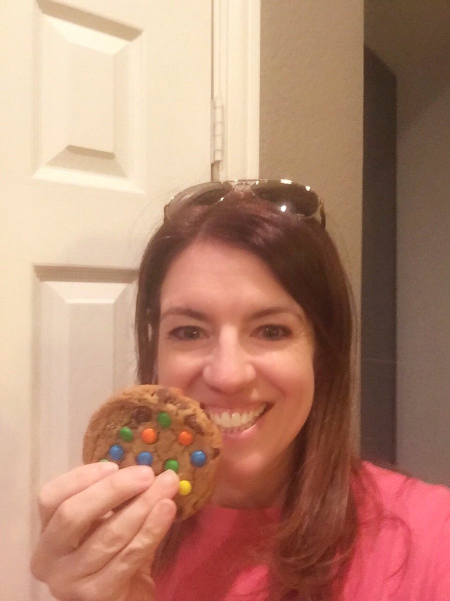 itsmrsward's tweet photo. It’s time for a celebratory snack!  Cheers to a great summer and hopes for an amazing school year! Cookies for everyone! #LLESsummer https://t.co/REuAUyDXBa