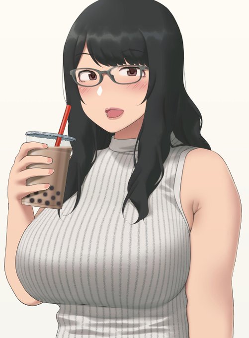 タピオカミルクティーを飲む二の腕がすごい女子 