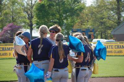 lindseykwalkerr's tweet photo. happy birthday Baylee!! So glad I got to ball out with you the past few years, you’re gonna do great at Lourdes!! Hope you had a good day💜 love ya https://t.co/fmhOQa2bV9