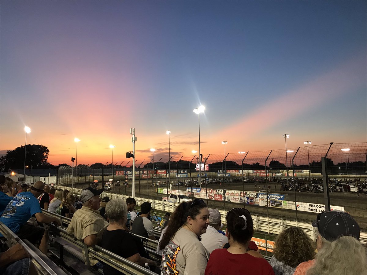 kmgeyer's tweet photo. Sunsets and sprint cars @knoxvilleraces. @WorldofOutlaws #twentyyearsandcounting #NOSvilleNationals #TweetYourSeat https://t.co/EwyJYpNpsS