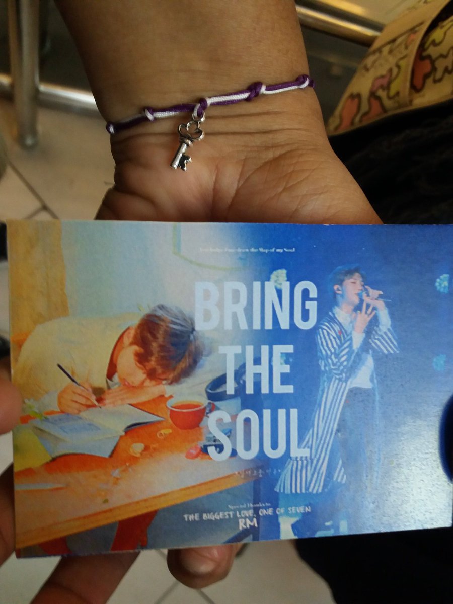 SMILE_MANG's tweet photo. Estaba tan emocionada por ver  la película pero desgraciadamente no pude disfrutarla bien. La sala que me tocó había un grupo de chiquillas haciendo demasiado griterío alumbrando con la linterna del celular diciendo groserías ++
#MTVHottest BTS @BTS_twt https://t.co/2gIzAhFkoI