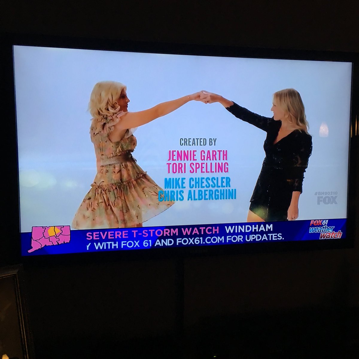 charzen1129's tweet photo. #BH90210 and my favorite wings...💗 #thebest #bringingmeback https://t.co/qwvplR2yg3