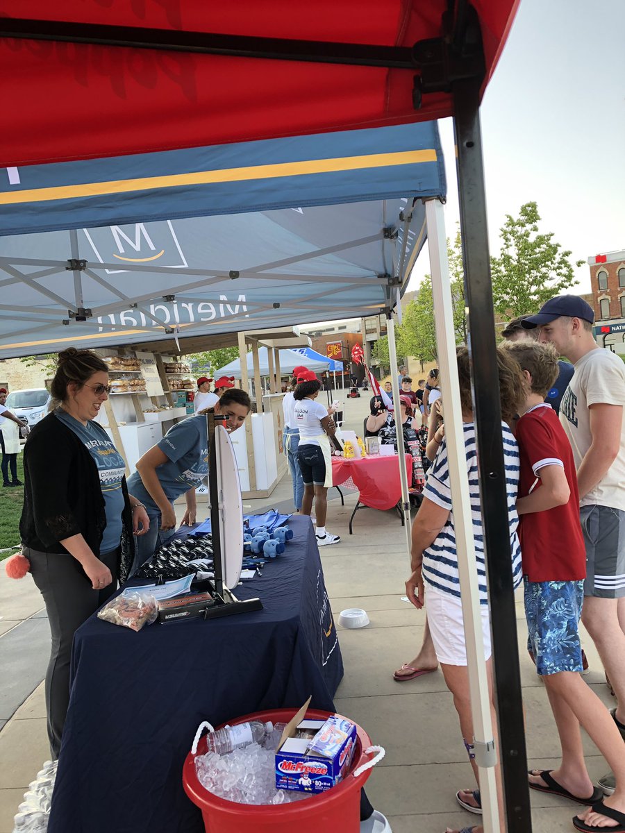 StephanieVeeck's tweet photo. Week 6 #LawnchairLumimata @MeridianCU #MeridianPlace #Barrie @DowntownBarrie with @barriefilmfest outdoor movie series was so much fun. Great meeting so many people and sharing the #Meridiandifference #SummerNights @ssattlermcu https://t.co/3lm4JO2JlF