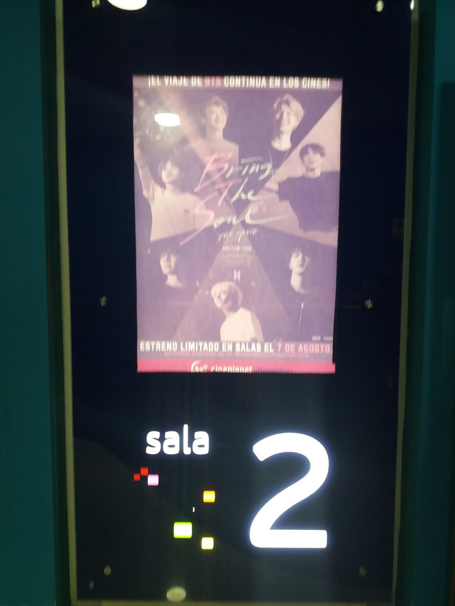 SMILE_MANG's tweet photo. Estaba tan emocionada por ver  la película pero desgraciadamente no pude disfrutarla bien. La sala que me tocó había un grupo de chiquillas haciendo demasiado griterío alumbrando con la linterna del celular diciendo groserías ++
#MTVHottest BTS @BTS_twt https://t.co/2gIzAhFkoI