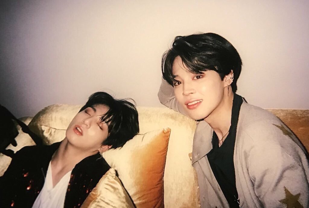 jikookarchive's tweet photo. The way jimin just keeps posing with jungkook still sleeping beside him 😂 https://t.co/gdtnrRnvgU