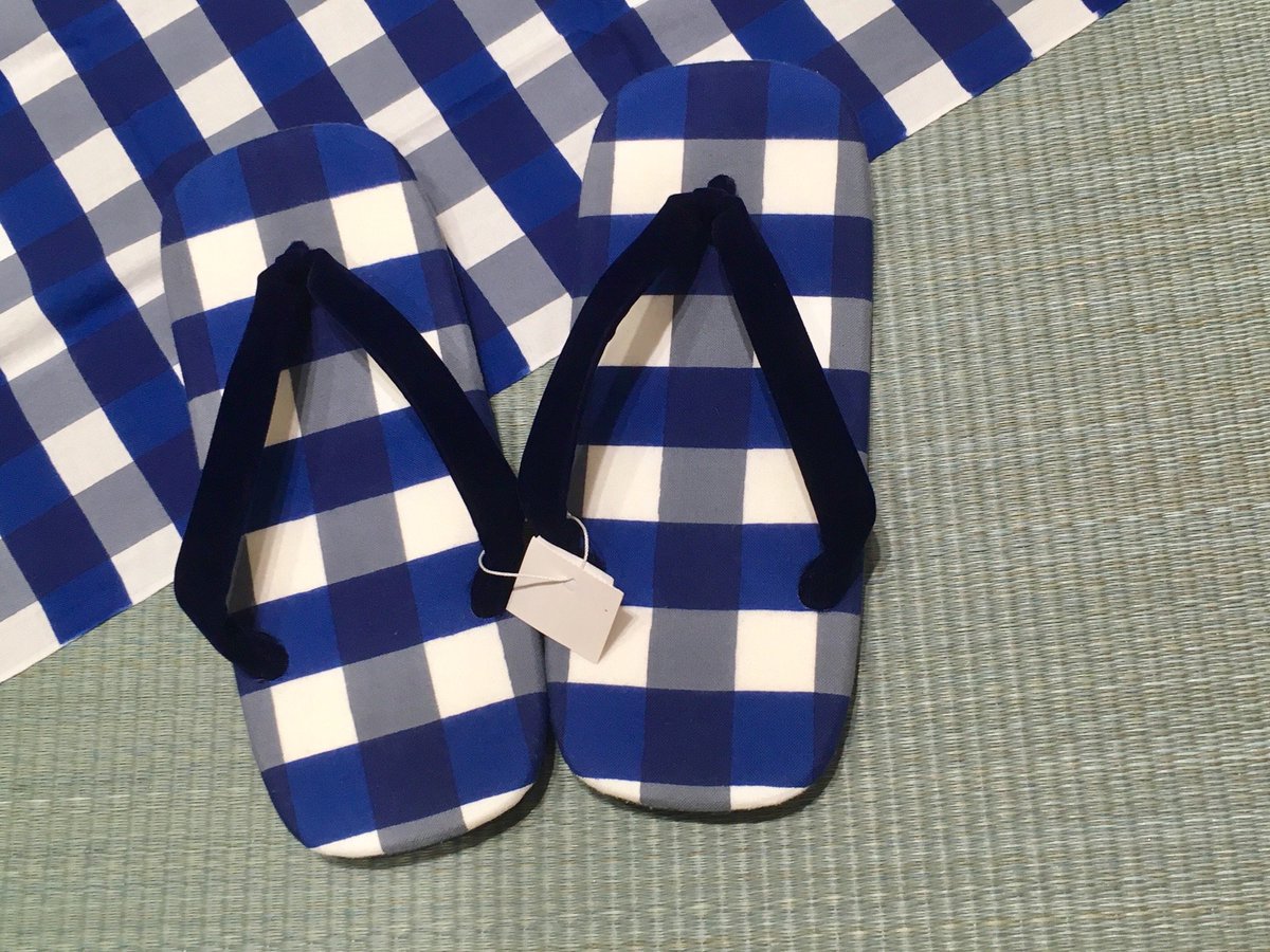 nativecotton_sy's tweet photo. 暑い日が続きますね💦今年のお盆は雪駄で涼しく過ごしませんか？浴衣やステテコにはもちろん、デニムなどの普段着に合わせても粋ですよ😘お揃い柄のてぬぐいとセットで贈り物にもオススメです👌
#雪駄 #かまわぬ #セール #ShinQs #ヒカリエ https://t.co/UVWDefo6OO