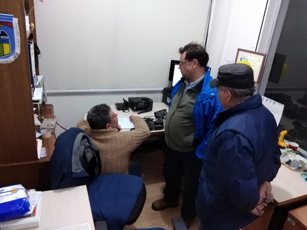 Senapred's tweet photo. En dependencias de #ONEMIOHiggins, radiooaficionados de Radio Club Rancagua efectuaron ejercicio de enlace en los sistemas VHF y HF desde estación habilitada para los RA. Esta actividad permite garantizar la operatividad de los sistemas con los integrantes del Sist Reg de P Civil https://t.co/V05VCo8OtR