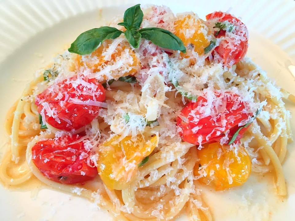 LetsCookSomFood's tweet image. This simple pasta dish is full of colors, flavors and so fresh.🍝🍅🧀 I say it’s summer perfection. ☀️
Grab the recipe 👉 wp.me/p8jOLp-yW
#foodie #foodporn #summerpasta #recipes