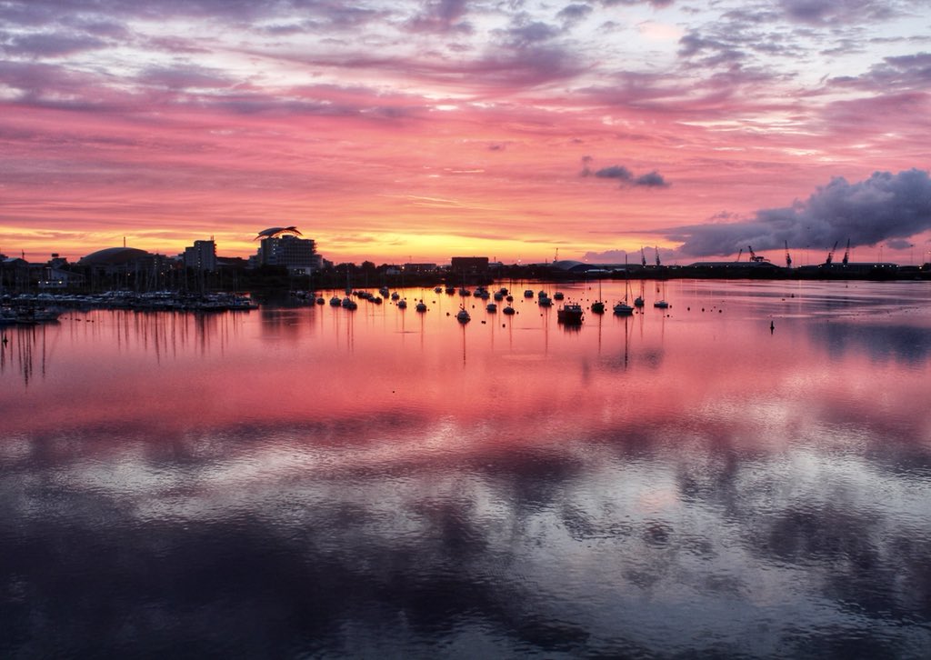 KeriH_AHP's tweet photo. Cardiff Bay at first light...stunningly beautiful. #cloudography #welshsunrise @DerekTheWeather @itvweather @WalesOnline @DiscoverCymru https://t.co/rk0gN4Fe8H