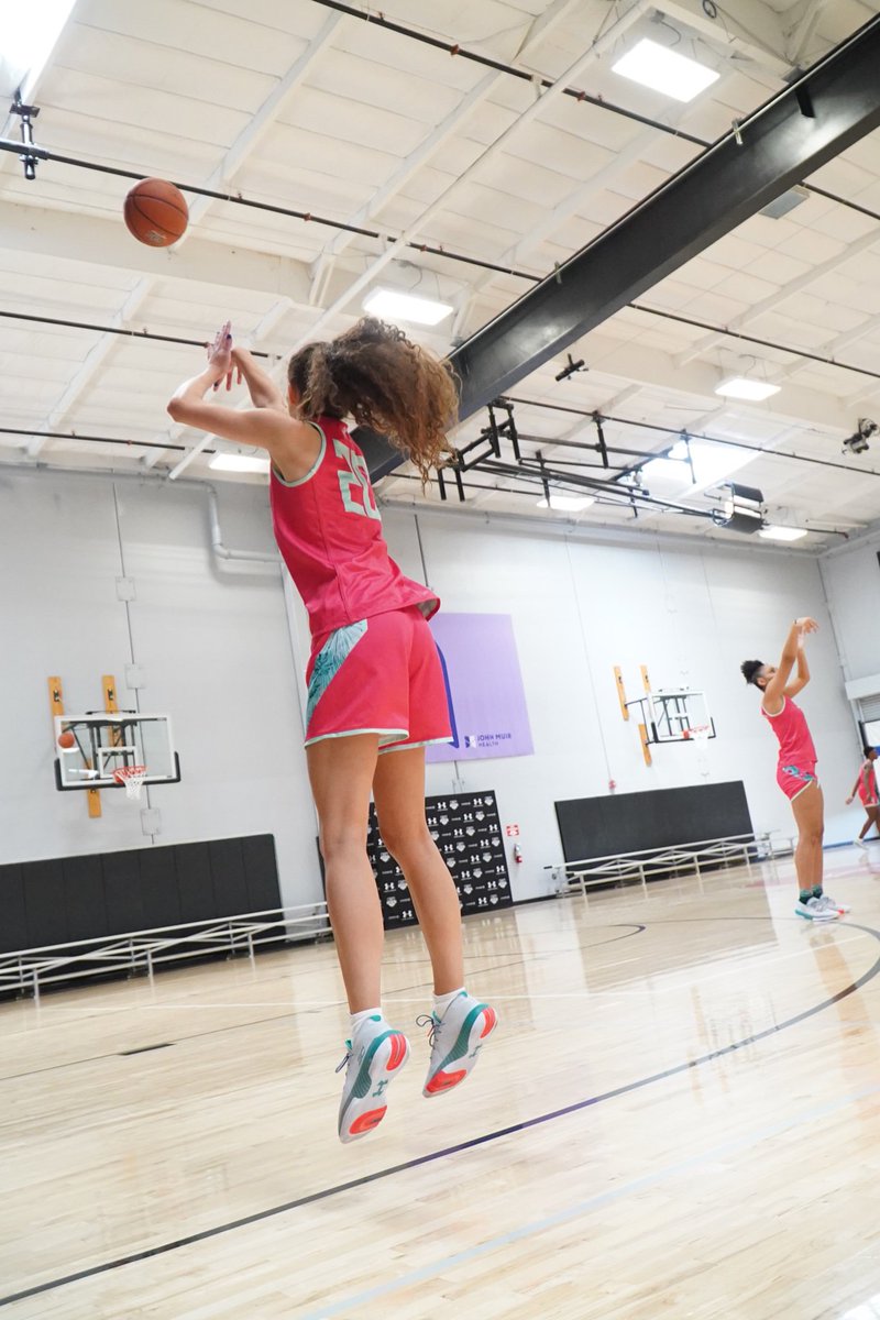 OSUWBBHoopsNews's tweet photo. Huge congrats to @goforthsasha who advanced the semifinals of the #SC30SelectCamp three-point contest after knocking down 20/25 from deep in the first round. The top two boys and top two girls will compete in the semifinals shortly.
S/O to @PassThaBall for the pics! https://t.co/Hyb5Wx9vqm