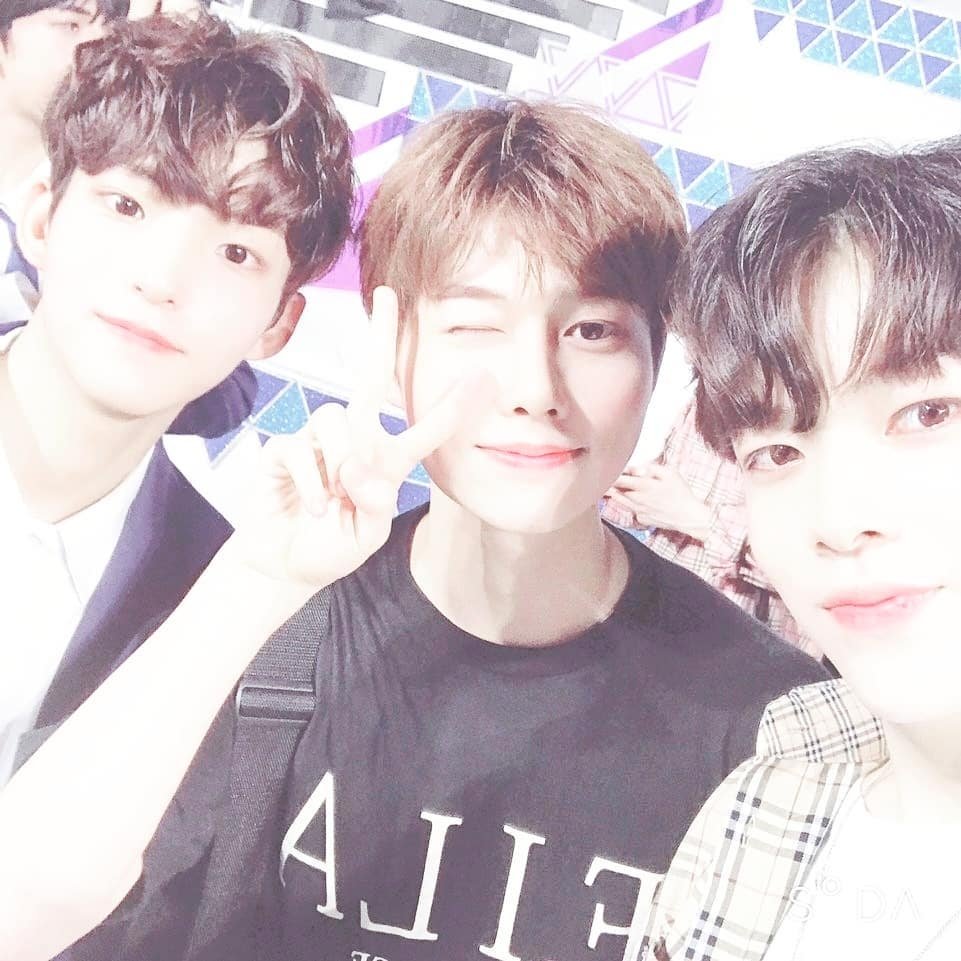 AUbabiesTH's tweet photo. 📷 | เจวอนและชีฮยอกจากอินสตาแกรมมุนจุนโฮค่ะ🤴😽❤❤
cr. (ig) vinc3243 #อูเจวอน #ชเวชยอก #우제원 #최시혁 #WooJeWon #ChoiSiHyuk #AroundUs #AroundUsTrainee https://t.co/B7u2BkEdtQ