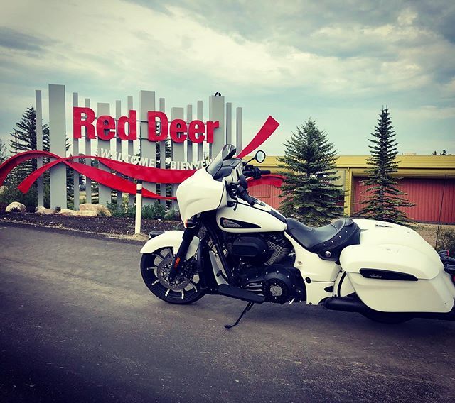 angelamurrayang's tweet photo. Welcome to #RedDeer #centralalberta a perfect night for a little scoot and photo op #indianmotorcycle #darkhorse #chieftain #whitesmoke #111thunderstroke #iconic #ambassador #indianmotorcycleofcalgary #indianmotorcycleofedmonton #cycleworks #grateful #mi… https://t.co/R2oi7yjF4T https://t.co/r39TnVQMXZ