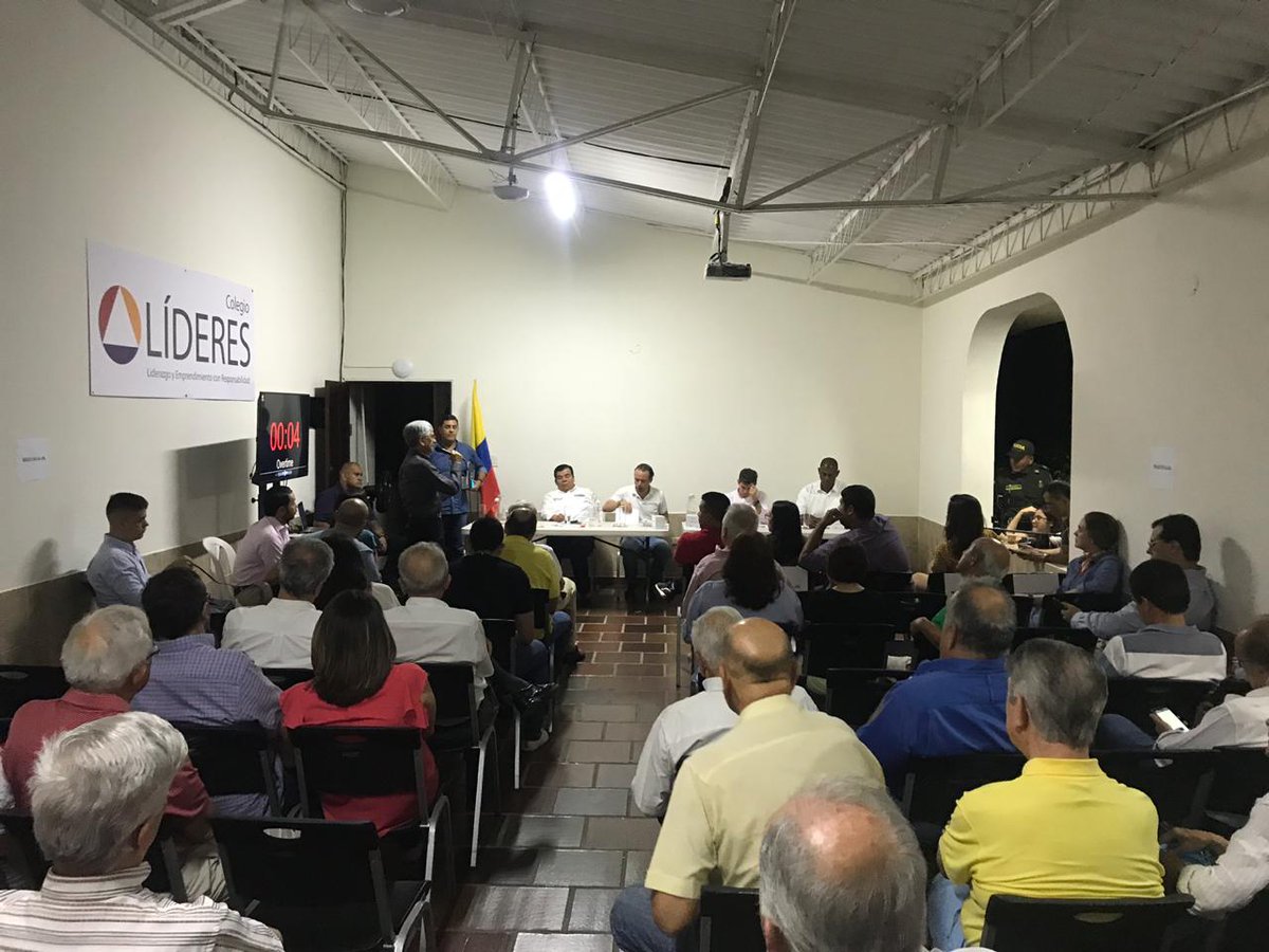 Michel_Maya's tweet photo. Seguridad y movilidad dos de las grandes preocupaciones de la #comuna22. Tenemos propuestas y queremos ser parte de las soluciones #MichelMayaAlcalde #CaliparaTodos #LaFuerzadeCreer https://t.co/wcDlos4nMn