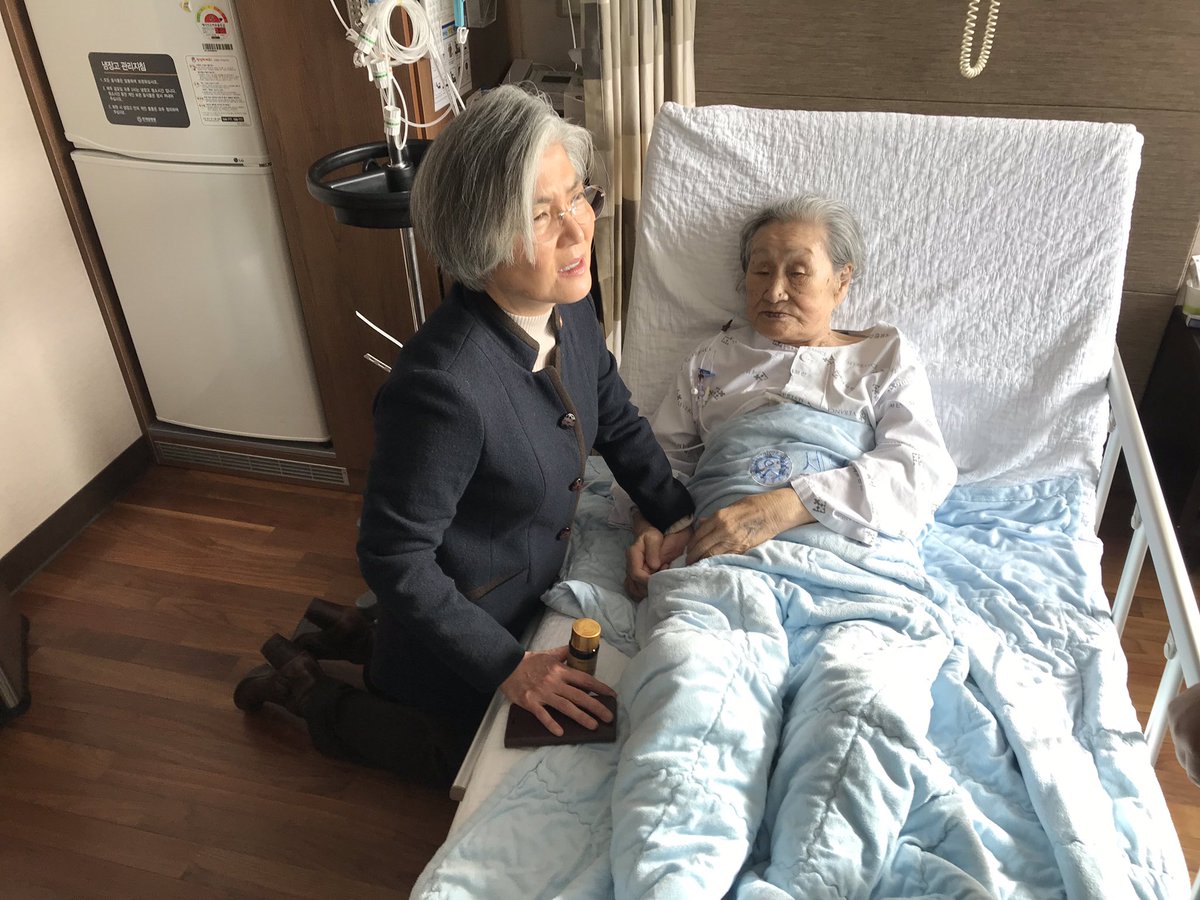 영화 <김복동> 보러 온 강경화 장관. 보고 있나 일본 외무성!!! 할머니께서 병문안 온 강경화 장관에게 “쉬지도 못하고 돌아다느라 고생많다”며...