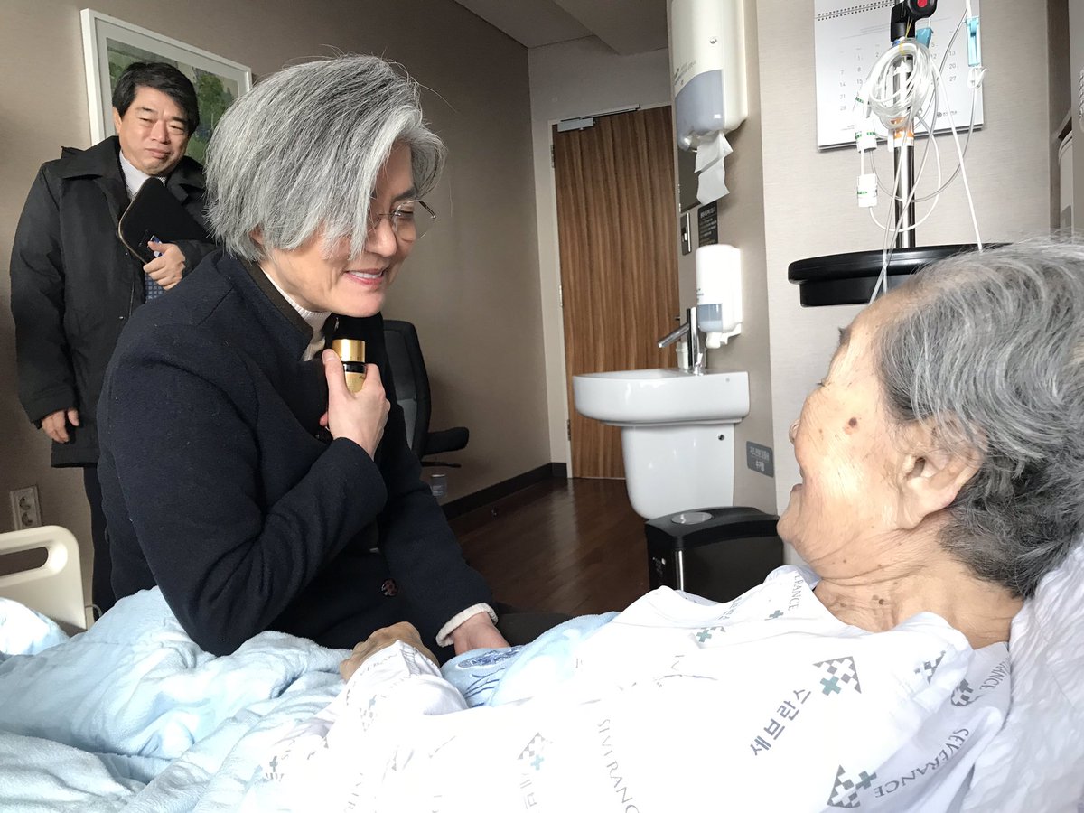 영화 <김복동> 보러 온 강경화 장관. 보고 있나 일본 외무성!!! 할머니께서 병문안 온 강경화 장관에게 “쉬지도 못하고 돌아다느라 고생많다”며...