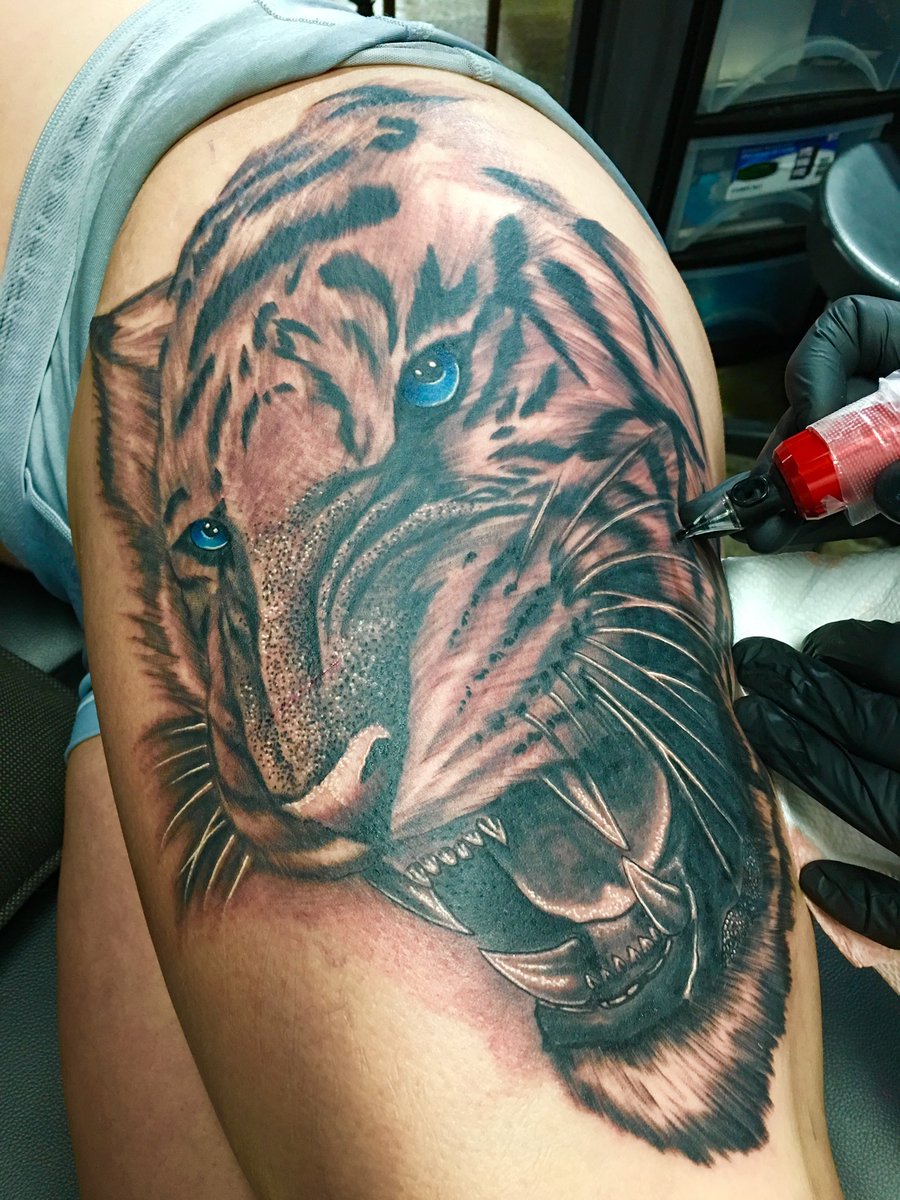 bk_klev's tweet photo. WOW! We hope to see you soon at @PrisonBreakTatt, home of @AETV #HeroInk. We appreciate your support! Email us today for an appointment. prisonbreaktattoos@gmail.com  #HeroInk @MatadorContent @OfficialLivePD @LivePdFans @HeroInkFans https://t.co/eJcdnG6tsc