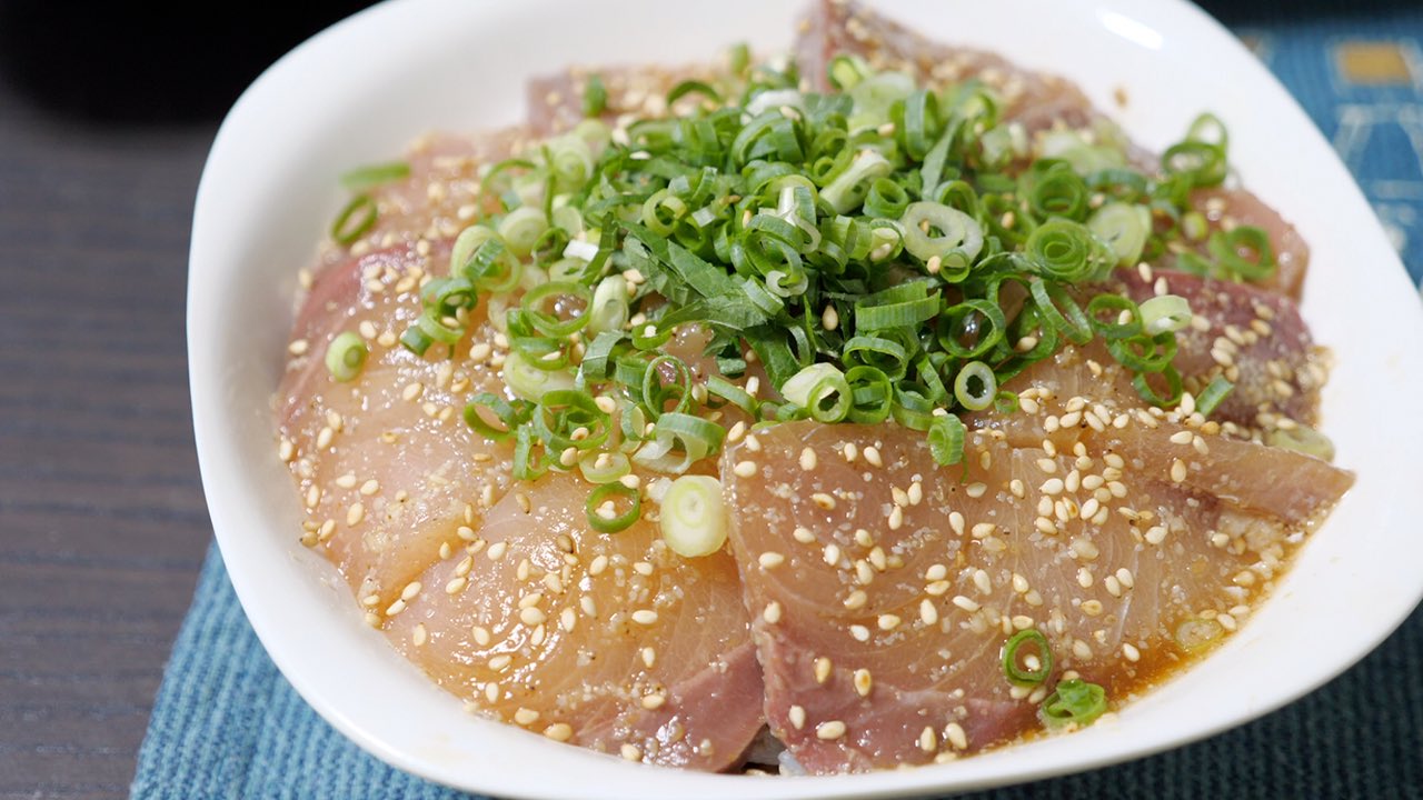 Kattyanneru かっちゃんねる 一般人 コストコの刺身用ぶりを使って めんつゆで簡単 漬けぶり丼 刺身 用ぶり 150g めんつゆ 2倍希釈 大さじ4 醤油 小さじ2 ごま油 小さじ1 すりごま 小さじ2 刺身用ぶりを調味料に1時間ほど漬けて あとは