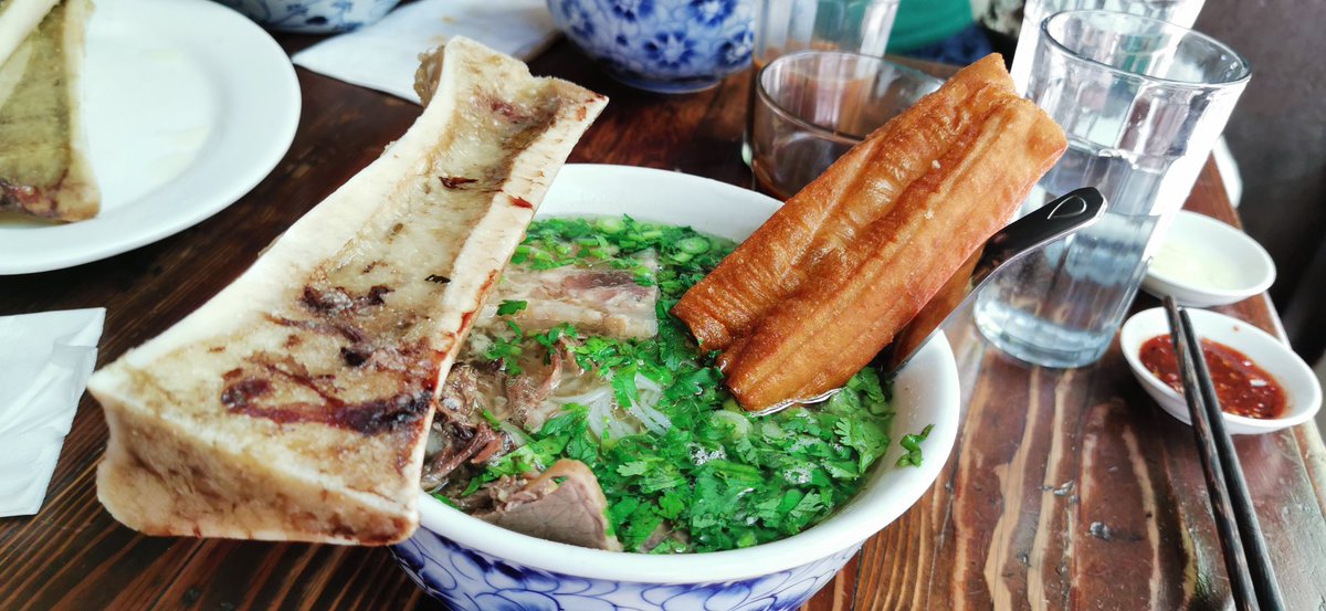 MoVernie's tweet photo. #HanoiHouseNYC has amazing beef pho.

This #HouseSpecial has a nice black Angus brisket, tendon, meat. Comes with oven cooked bone marrow + freshly fried bread stix.

Broth is rich &amp; flavourful.

#nyc #nyceats @nycgo #monyc #vietnamesefood #pho https://t.co/QUAokUbbD5