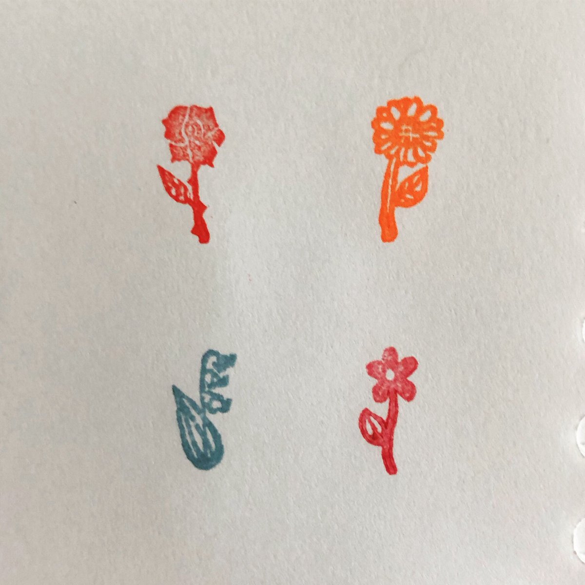 8tocak8's tweet photo. 【一輪挿したち】
京都 西院「喫茶FRONT」様のご依頼。
ポイントカードに捺すスタンプ第2弾達。
どのタイミングで使って頂けるのかとても楽しみ
T:1.2cm W:0.7cm
#消しゴムはんこ #消しゴムハンコ #eraserstamp #スタンプ #stamp #8tocak #オーダーメイド
#喫茶FRONT #喫茶フロント
#一輪挿し https://t.co/KlYLAggScN