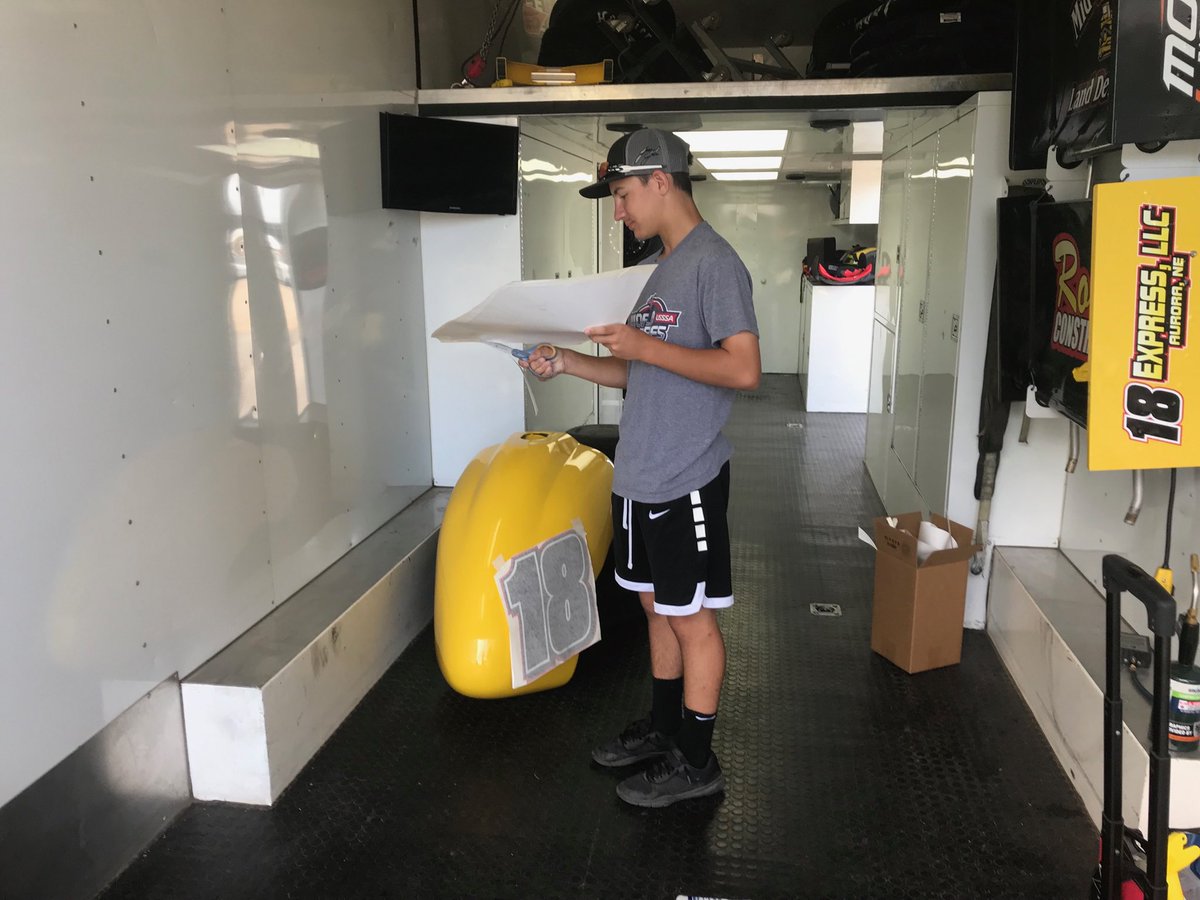 harrisdecals's tweet photo. Kaden attempting tank numbers in ⁦@knoxvilleraces⁩ for Ryan Roberts. https://t.co/SCDLyYxoEq
