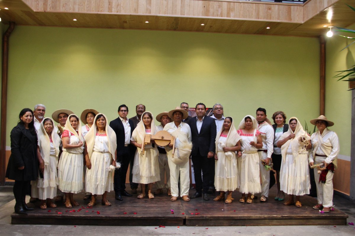 Olaff111's tweet photo. Agradezco al grupo de Danza Autóctona a cargo del Mtro. Joel Cerrito Bomaye su presencia en la inauguración de la exposición colectiva "Njäjt'i". Disfrutamos un poco del Folklore de Hidalgo en el #CCRealDelMonte.
¡Gran presentación! 🕺💃 https://t.co/4Fifct4aVn