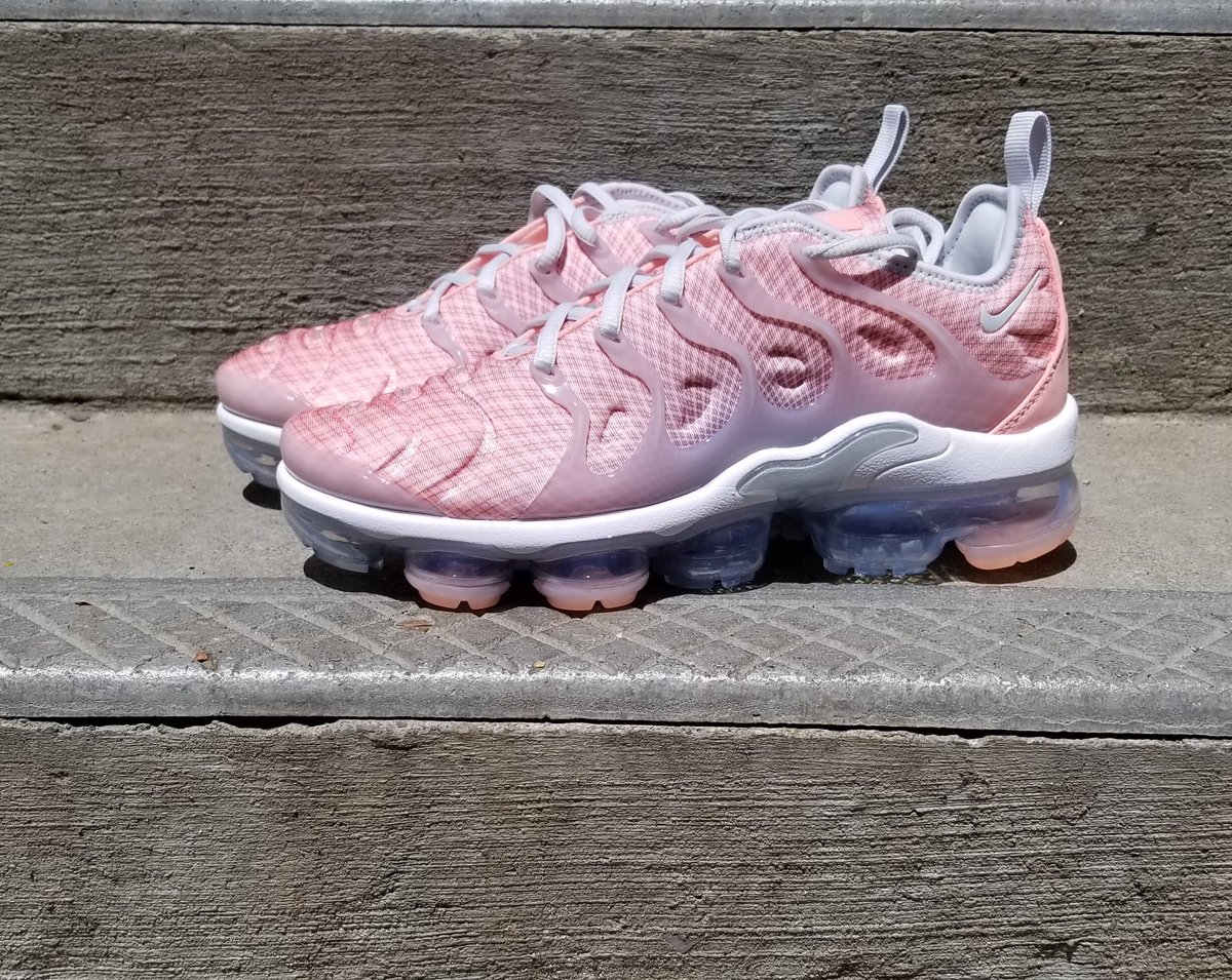 vapormax plus coral