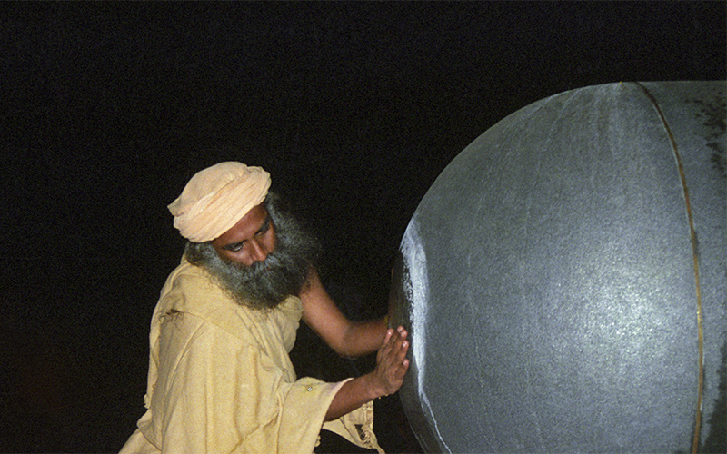 SadhguruJV's tweet photo. With Relentless Commitment, you can create the most incredible. #SadhguruQuotes https://t.co/13fsdLdp3X
