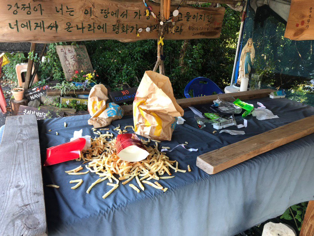 munjhj's tweet photo. 저희는 매일 오전 11시 미사 천막에서 강정생명평화미사를 봉한합니다. 저희는 저주를 받으며 살고 있습니다. 어제 밤에 누군가 제단 위에 음식물 쓰래기를 쏟아부었습니다. 제대포를 빨 수 밖에 없습니다. 생각해보세요. 저주가 아닙니까? 저희는 눈물을 흘립니다. 그러니 버린 사람은 즐겁겠지요? https://t.co/66eM9OPffs