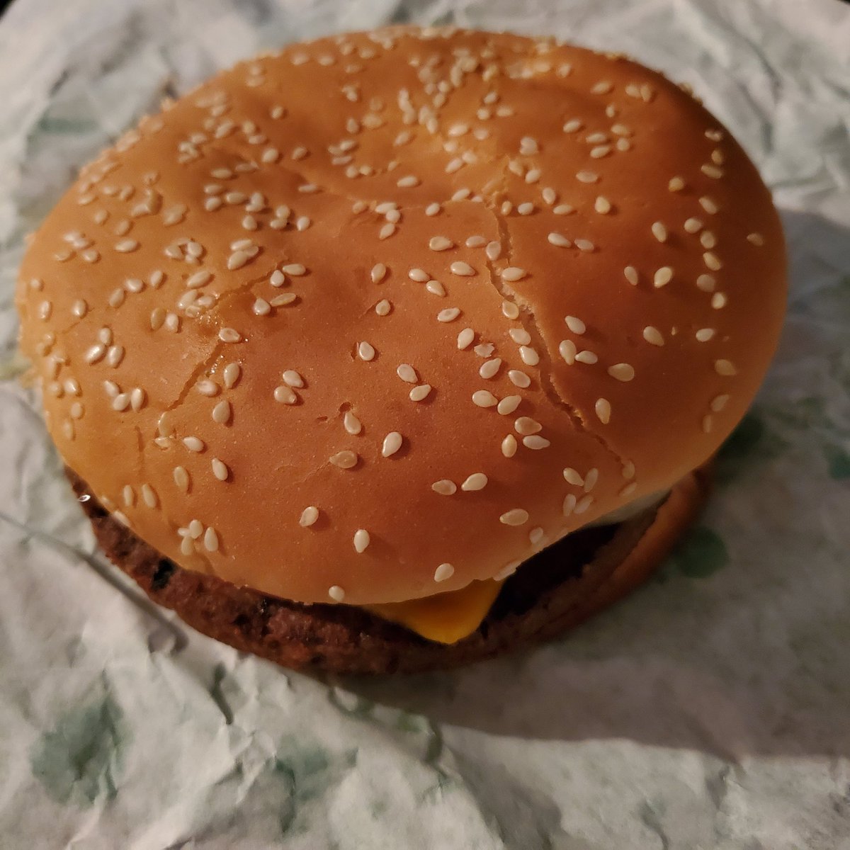 HomicidalKaci's tweet photo. Guess who tried and LOVED the #ImpossibleWhopper from @BurgerKing?

It's delicious and even more affordable than the (also delicious) #BeyondFamousStar from Carl's Jr. 

Be sure to remember to ask them to cook it on separate broilers if you're vegan. https://t.co/yKzzWg1iqg