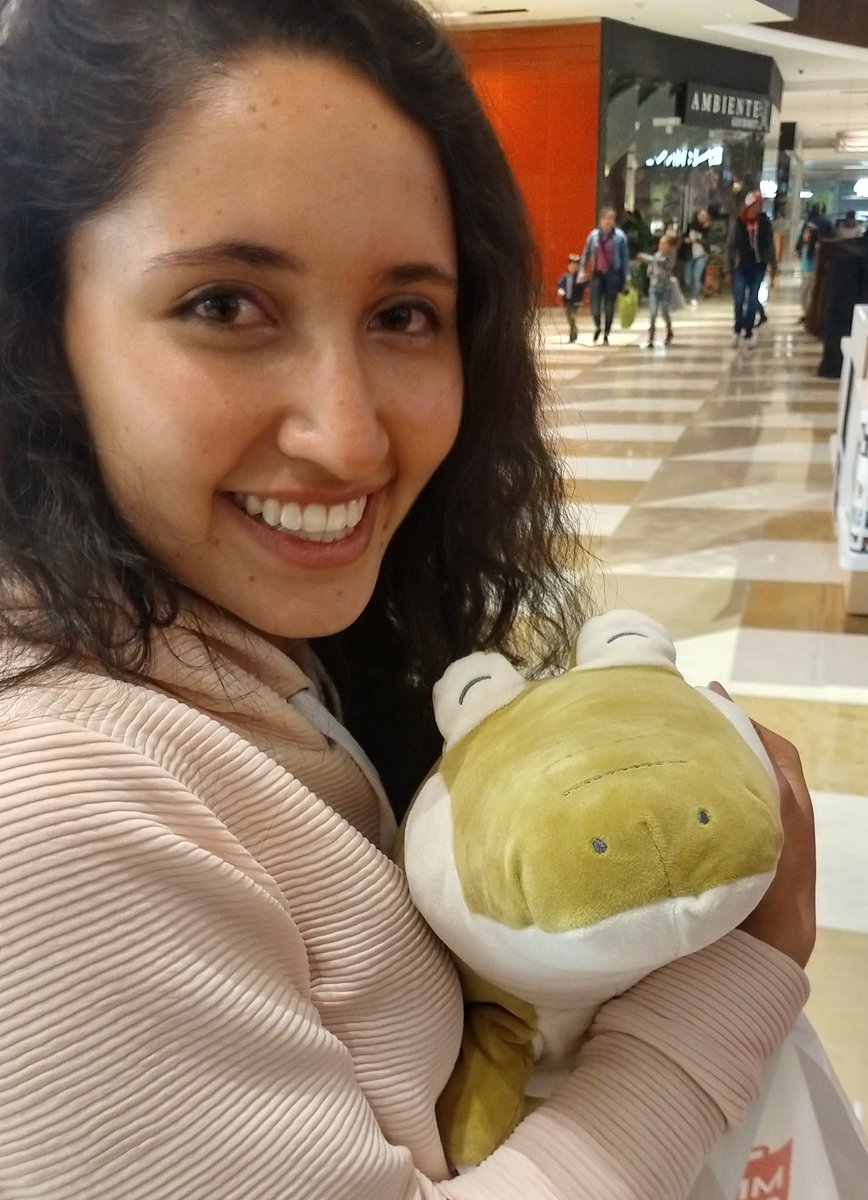 CamiloMurciaG's tweet photo. Hoy (bicentenario del 7 de octubre) se me ocurrió regalarle un cocodrilo de peluche a mi novia. Le conté que en llano, cuando venían las tropas hacia Tame, se tuvieron que cuidar de los caimanes del Orinoco y todo el rollo. Ella le puso de nombre Guasdualito. 😍 #Historygoals (?) https://t.co/r10SznDrQQ