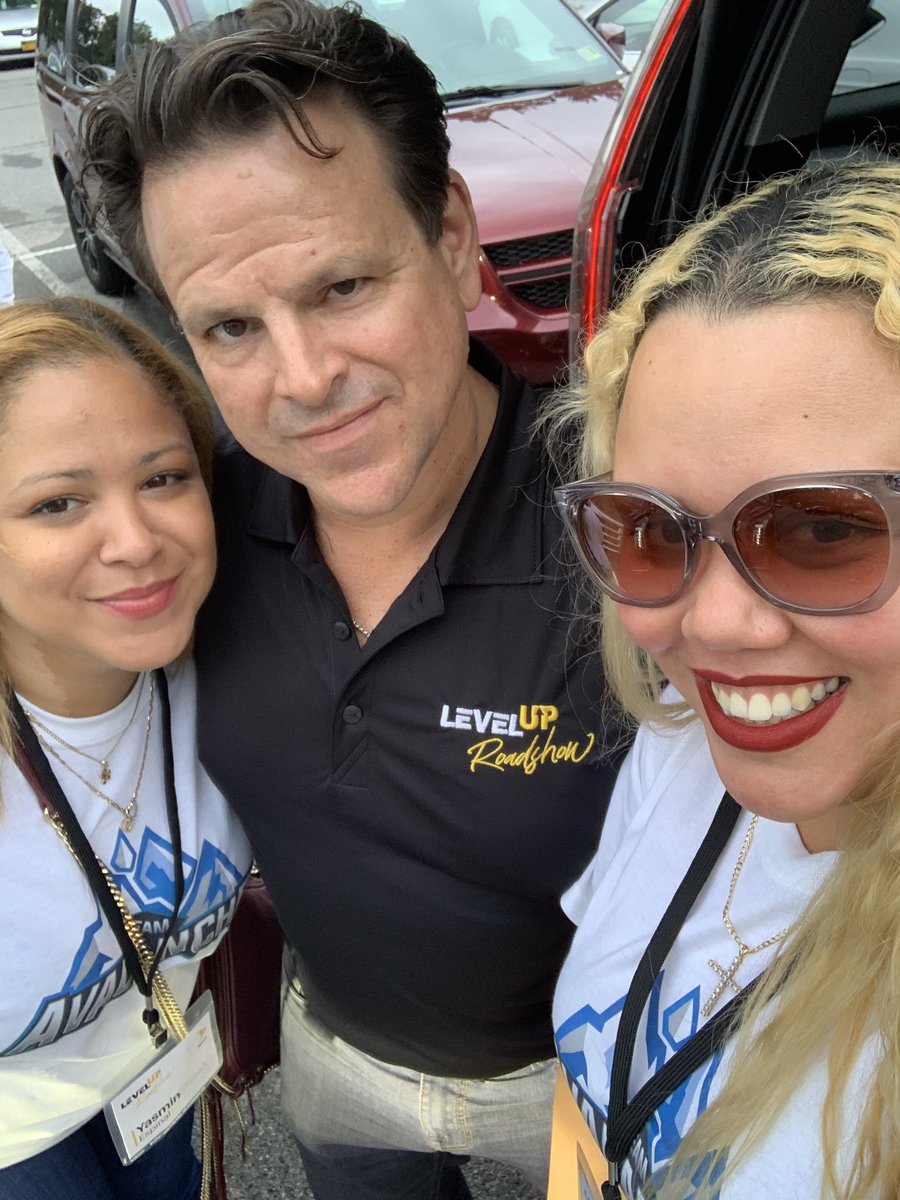 RoseRojo21's tweet photo. @mark_nachman @sprint #LevelUp #win @SprintBaysideNY https://t.co/sN6TftgyAR