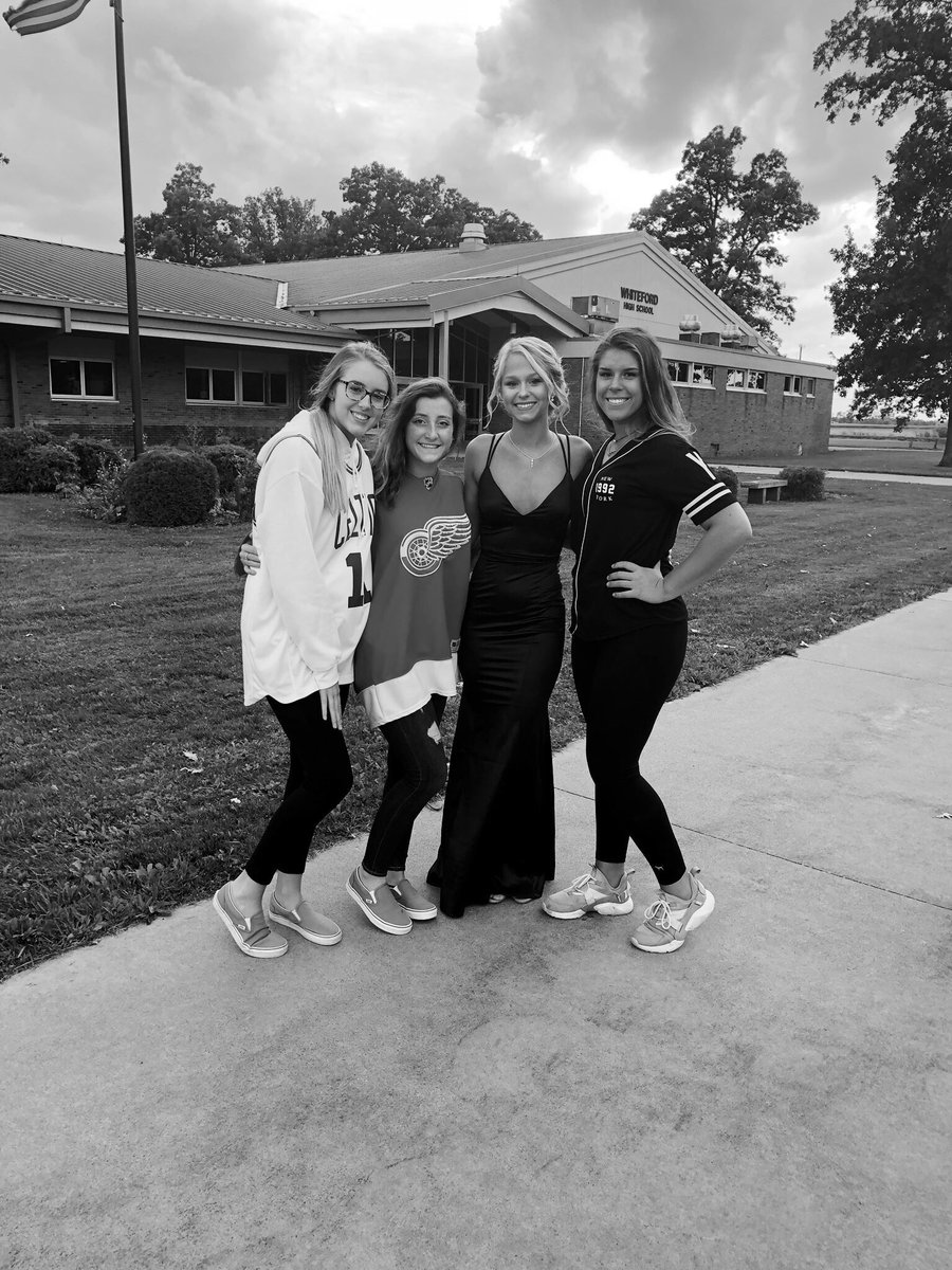 jessie_link2's tweet photo. happy 18th to this beautiful lady!!! i’m glad i have one friend that isn’t moving away! love ya so much and enjoy the pic from your home run😉💓 https://t.co/hwcwZOt5tI