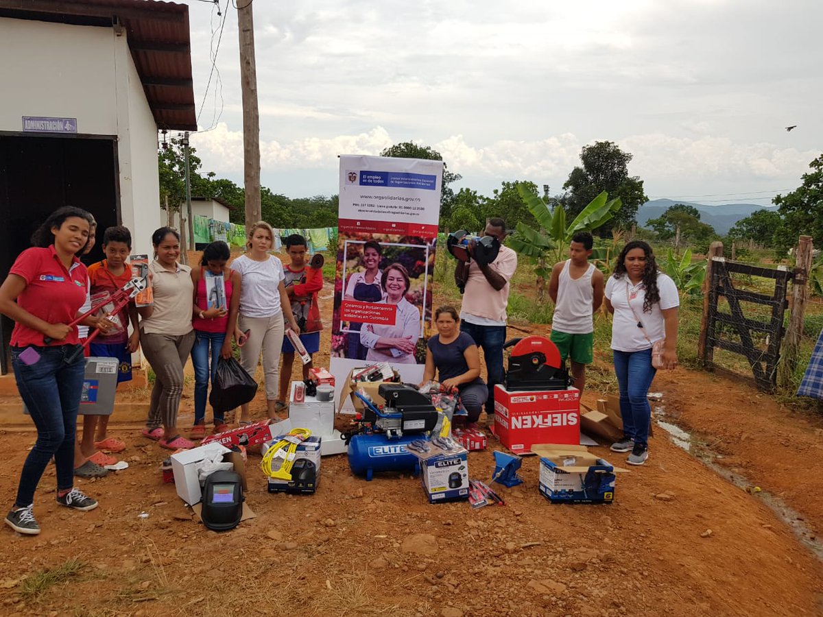 SIMONTFARC's tweet photo. Dos cooperativas de @SIMONTFARC iniciaron el proceso de capacitaciones en soldadura y fabricación de adobes respectivamente.  Estas iniciativas fortaleceran el proyecto de autoconstrucción  de vivienda. AGROSOLIDARIA donó  materiales para que las iniciativas anquen pronto. https://t.co/dTGIiutVNu