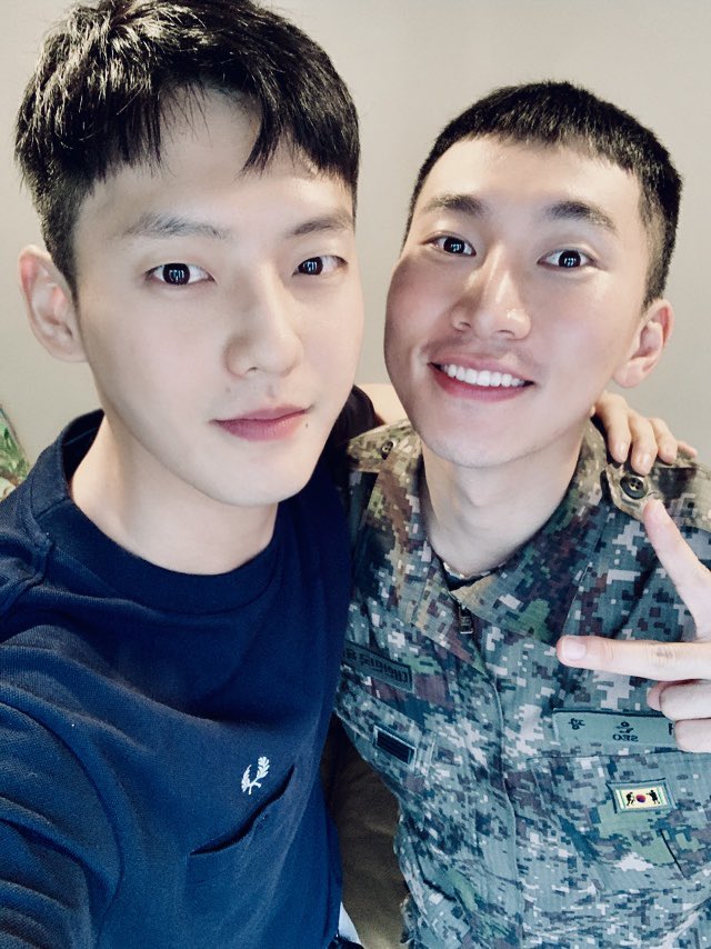 입대한지 반년 정도가 흘렀네요
다들 무더운 여름 잘 이겨내고 계신지!
서상병님과 이일경의 투샷 보시면서 힘내세요 여러분🙌🐳