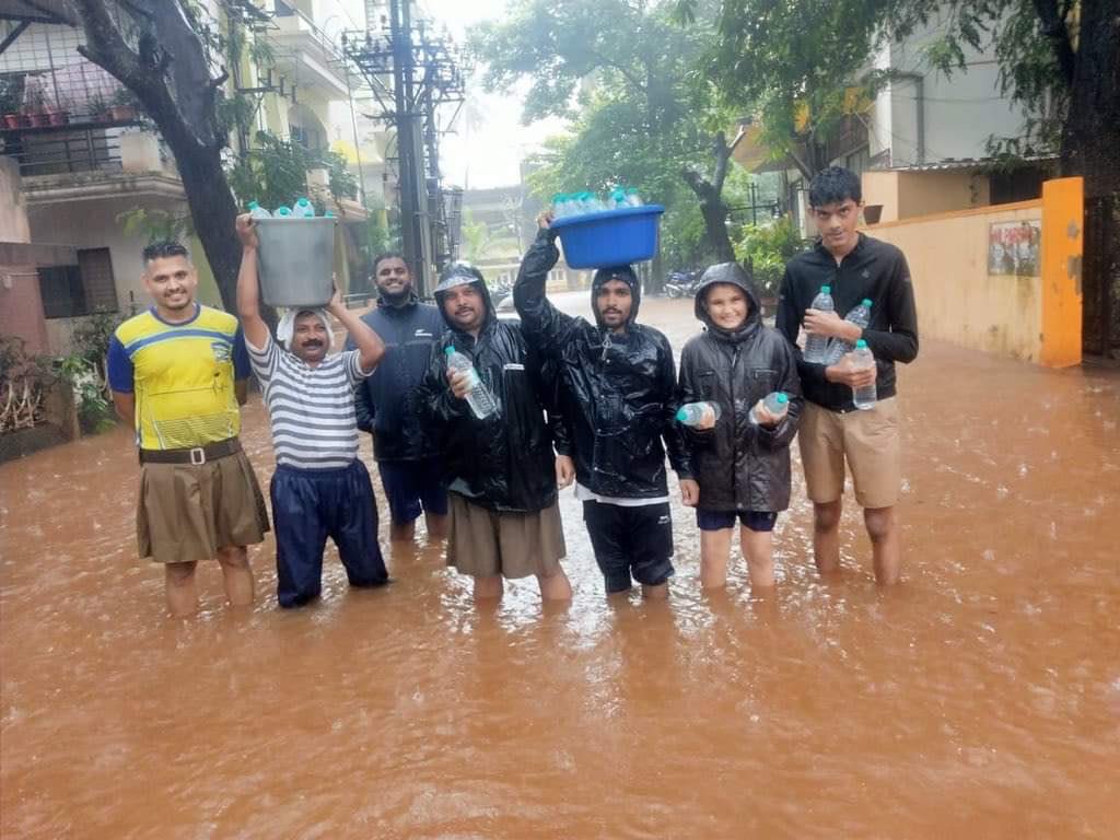 BopannaBragin's tweet image. ಪ್ರವಾಹ ಪೀಡಿತ ಜನರ ಕಷ್ಟಗಳಿಗೆ ಸ್ಪಂದಿಸುತ್ತಿರುವ ಸಂಘಿಗಳು. 
#SosKarnataka