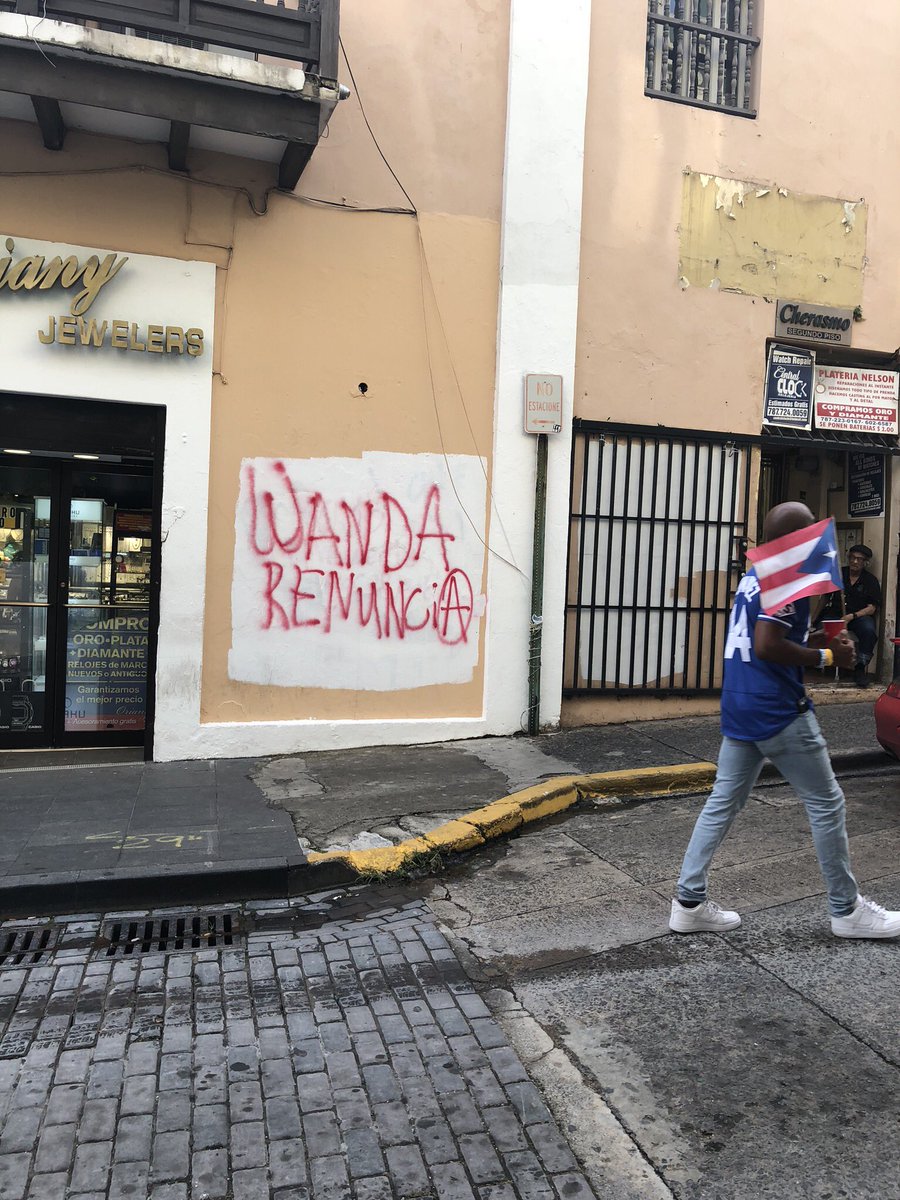 vanessajdiaz's tweet photo. @marisollebron Como dijeron en las paredes de Viejo San Juan hace ya 2 semanas: “WANDA VAMOS Por ti.” “Wanda no te quiero.” “WANDA RENUNCIA.” Y mi favorito: “Tamo aquí WANDA.” (Fotos del 25 de julio) #WandaRenuncia #WandaVazquez #PuertoRico #prexit #prready https://t.co/CCSZLcEG3s