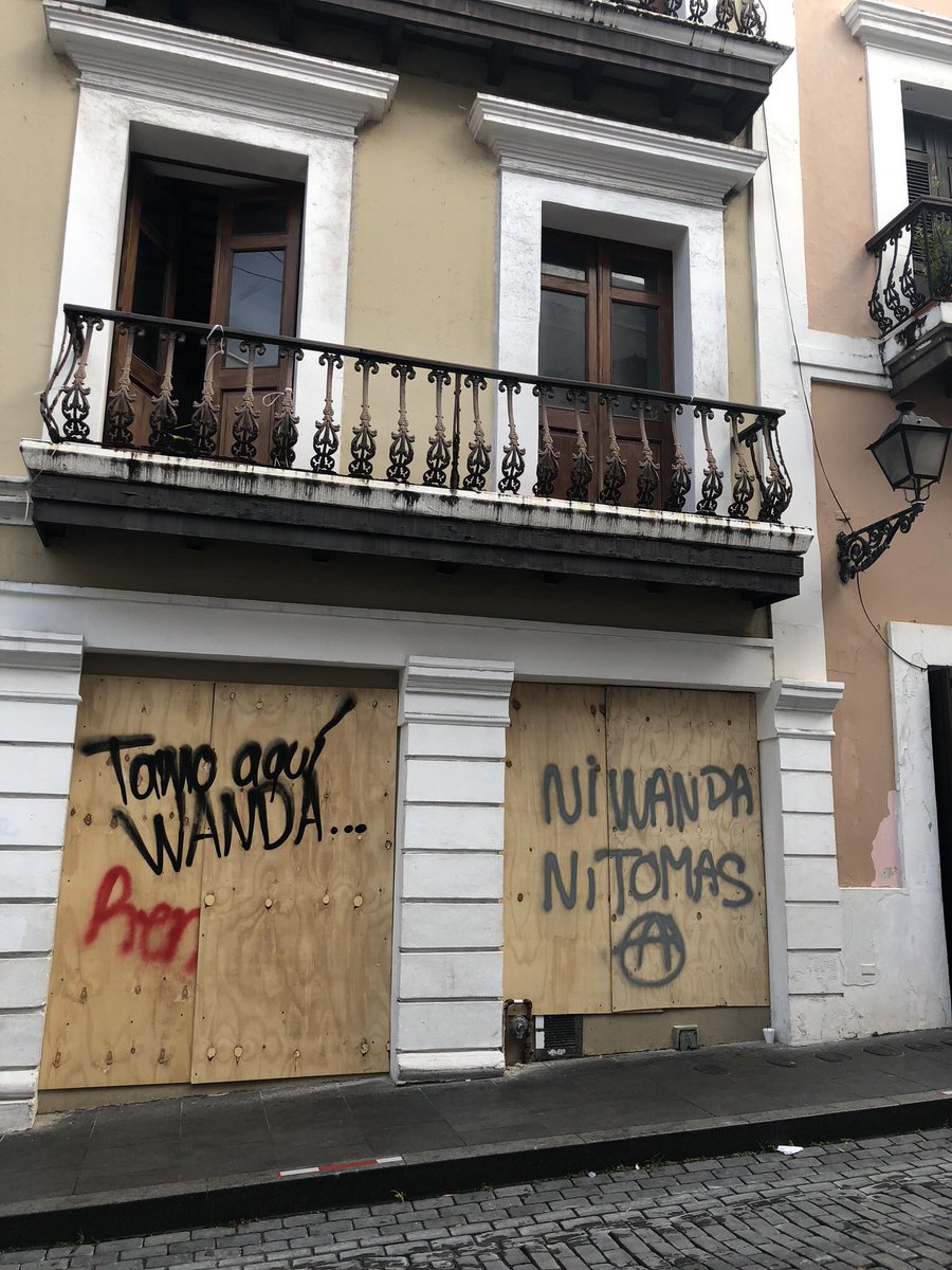 vanessajdiaz's tweet photo. @marisollebron Como dijeron en las paredes de Viejo San Juan hace ya 2 semanas: “WANDA VAMOS Por ti.” “Wanda no te quiero.” “WANDA RENUNCIA.” Y mi favorito: “Tamo aquí WANDA.” (Fotos del 25 de julio) #WandaRenuncia #WandaVazquez #PuertoRico #prexit #prready https://t.co/CCSZLcEG3s