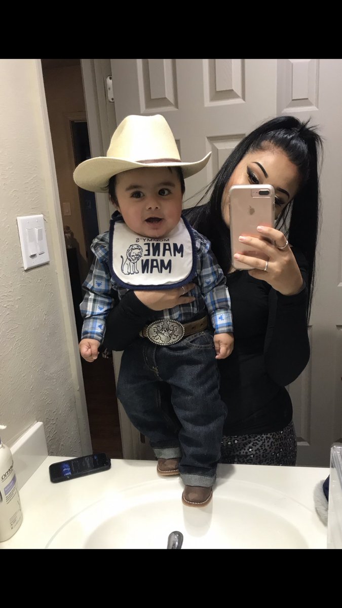 stephhhhh93's tweet photo. @shopbellaandco @jaylabrenae Me &amp; my little chicken nugget 💙 https://t.co/cmUCMJkp59