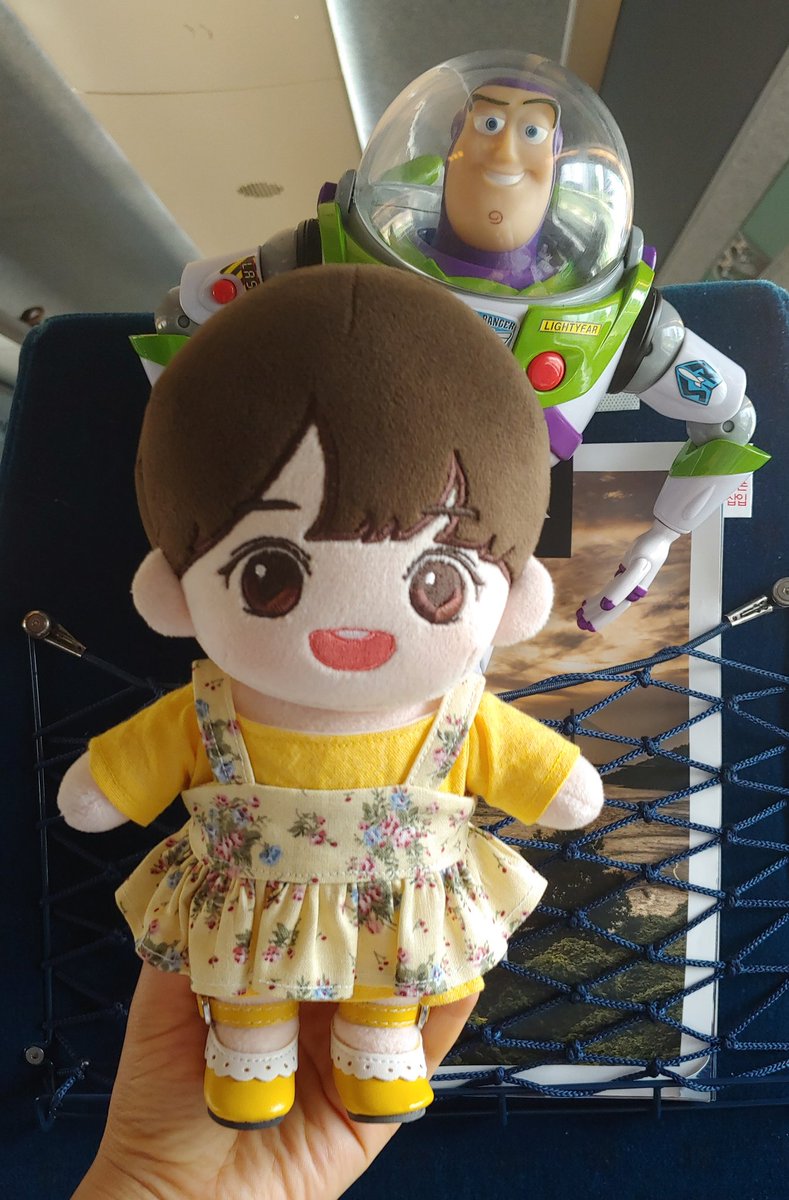 jsomsom_mama's tweet photo. 버즈라이트이어와 함께 뮤지컬 관���하러 고고!🏃🏃
#워너원3주년도함께해_워너블 
#워너원_이주년_축하해 
#아이윙 #박지훈인형 https://t.co/J00U59yxkw