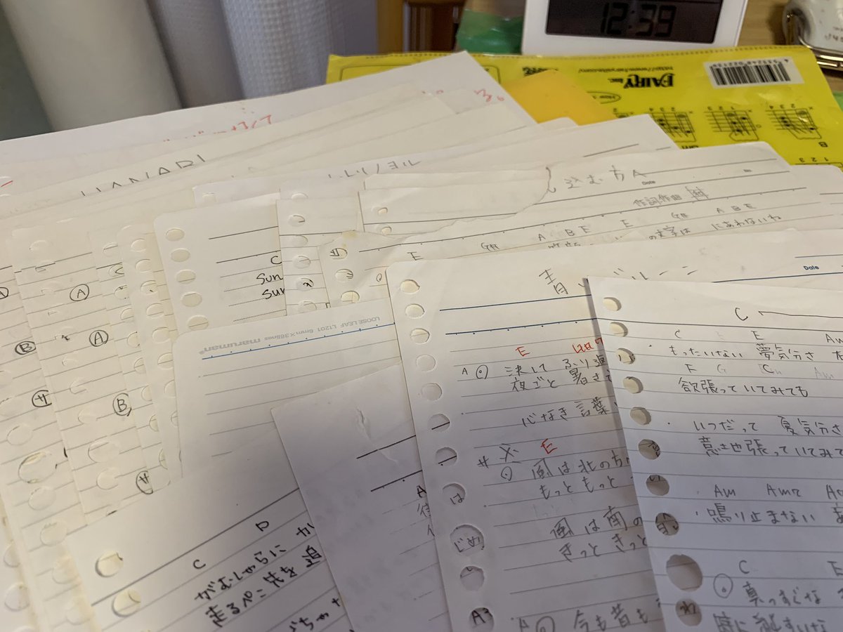 mellowblanc's tweet photo. 最近自分がどんな曲を作りたいのかわからなくなってきて、久しぶりに完成されてないメロウの曲の譜面を取り出して歌ってみたけど、、

すんごい夢だの希望だの言ってるわー  笑  恥ずかしいけど、キラキラしとったなー！今も変わらんけどー！

リーダー https://t.co/EMg8kJpAEt