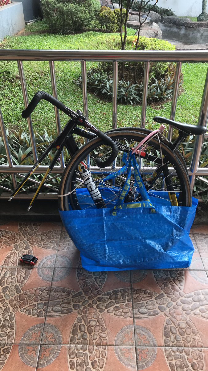 Kenapa gerbong sepeda tidak efektif di setiap perjalanan? Kenapa ada diskriminasi pada volume sepeda untuk masuk kereta? Sebegitu mengganggunya kah sepeda yang di bawa di atas kereta walaupun sudah di pack sebegini rupa? <a href="/keretaapikita/">Kereta Api Kita</a> <a href="/ridwankamil/">Ridwan Kamil</a>