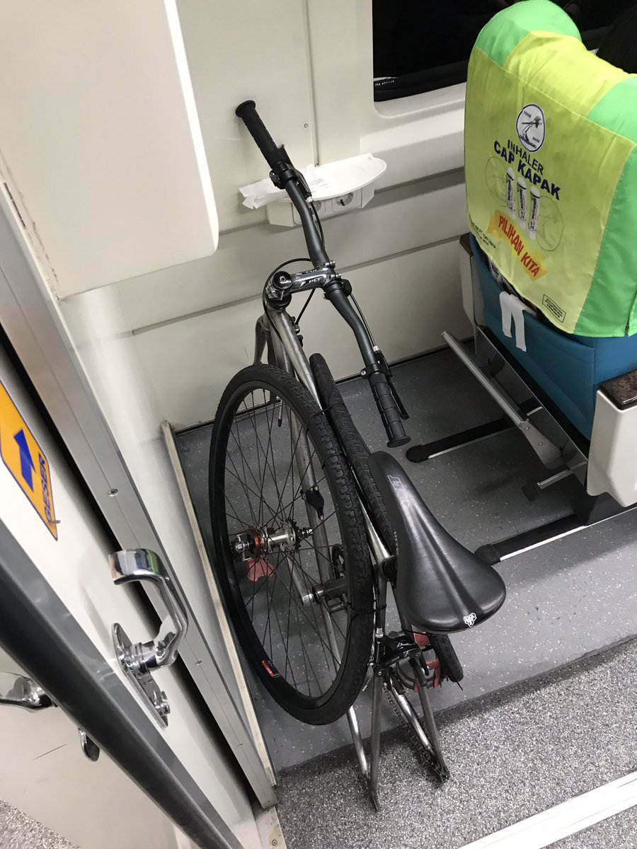 alfonsiusjerry's tweet photo. Kenapa gerbong sepeda tidak efektif di setiap perjalanan? Kenapa ada diskriminasi pada volume sepeda untuk masuk kereta? Sebegitu mengganggunya kah sepeda yang di bawa di atas kereta walaupun sudah di pack sebegini rupa? @keretaapikita @ridwankamil https://t.co/OITg4HeSIg