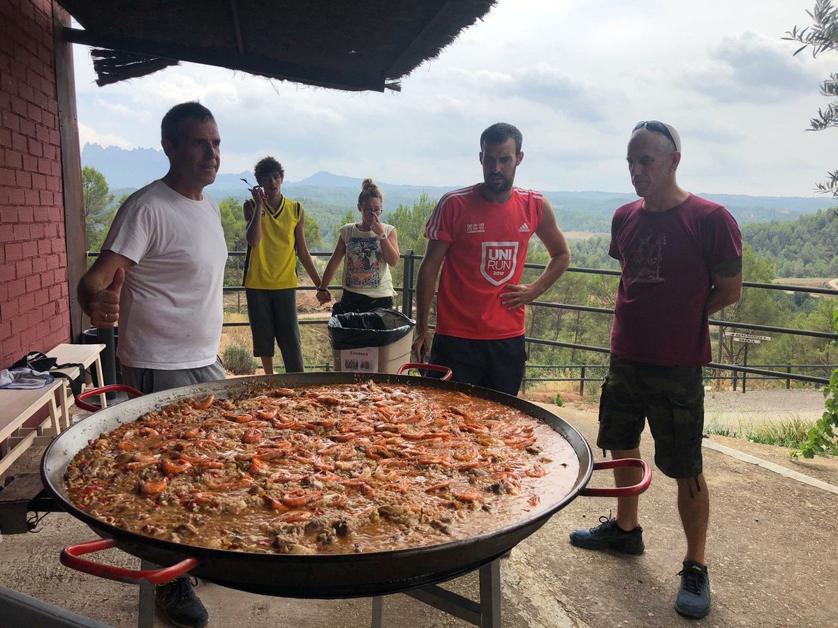 Ampans's tweet image. A @Ampans vivim les vacances refrescant-nos amb la festa. Mireu quin sol de paella hem fet la familia de les llars a #Urpina. Estones de molt bon profit, junts fem estiu!