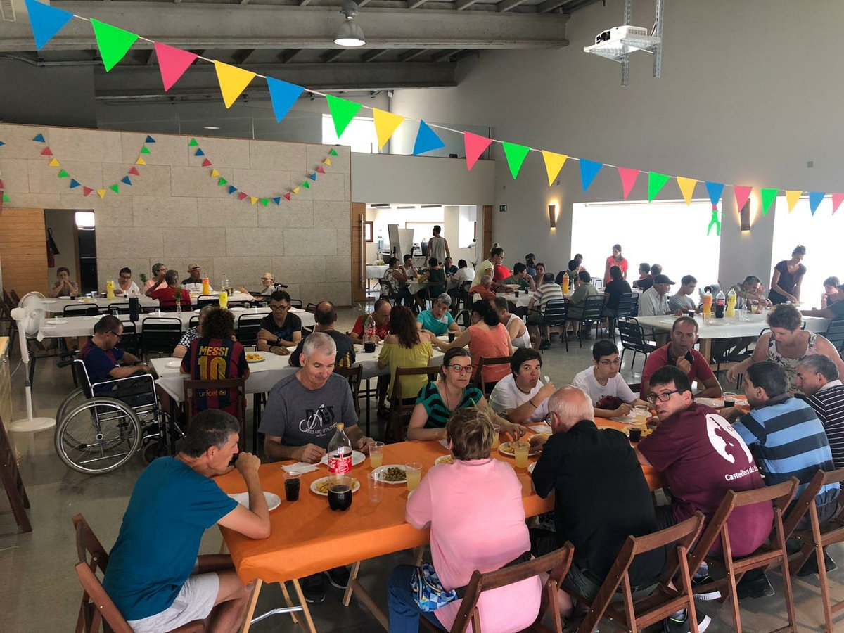 Ampans's tweet image. A @Ampans vivim les vacances refrescant-nos amb la festa. Mireu quin sol de paella hem fet la familia de les llars a #Urpina. Estones de molt bon profit, junts fem estiu!