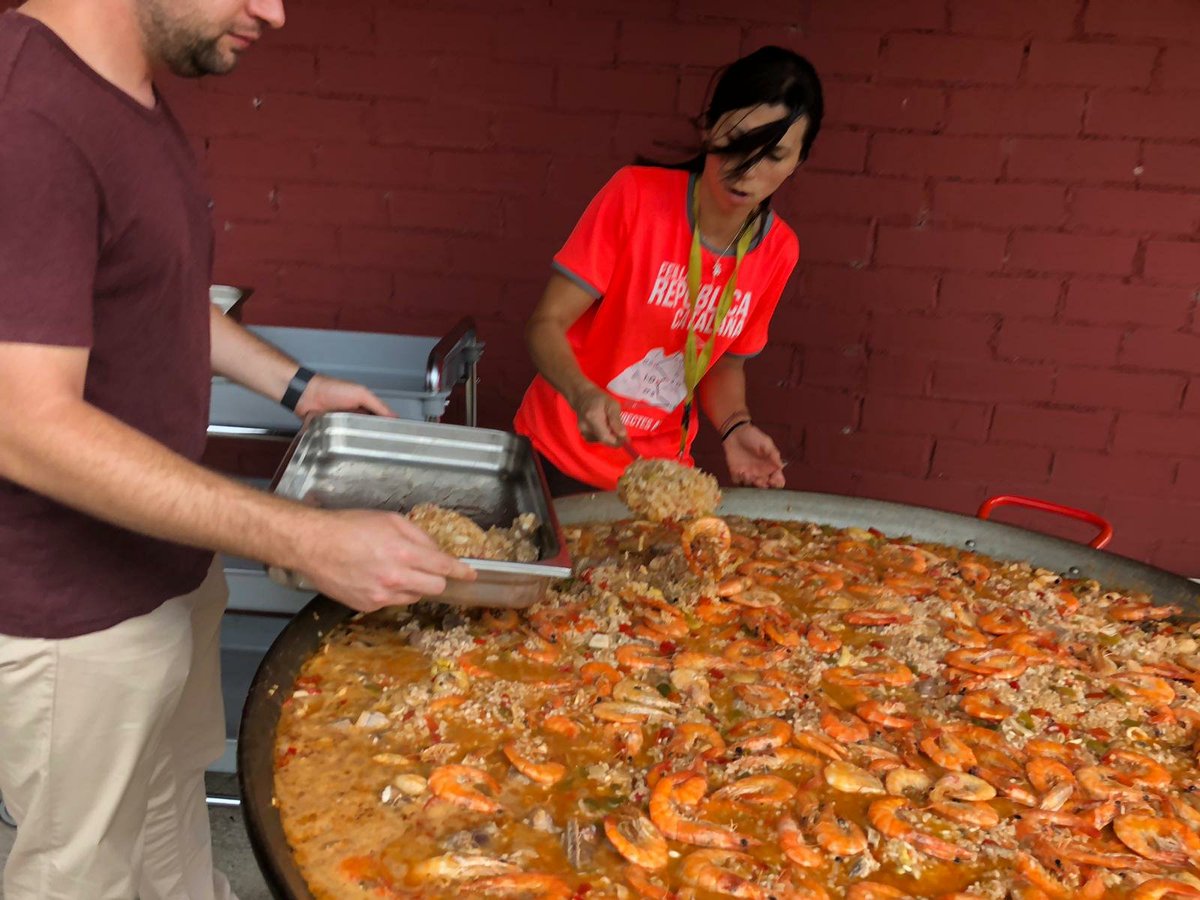 Ampans's tweet image. A @Ampans vivim les vacances refrescant-nos amb la festa. Mireu quin sol de paella hem fet la familia de les llars a #Urpina. Estones de molt bon profit, junts fem estiu!