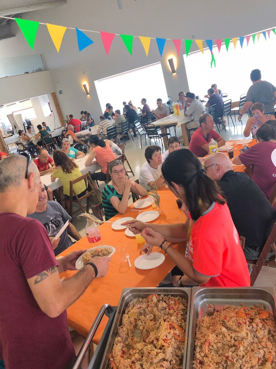 Ampans's tweet image. A @Ampans vivim les vacances refrescant-nos amb la festa. Mireu quin sol de paella hem fet la familia de les llars a #Urpina. Estones de molt bon profit, junts fem estiu!