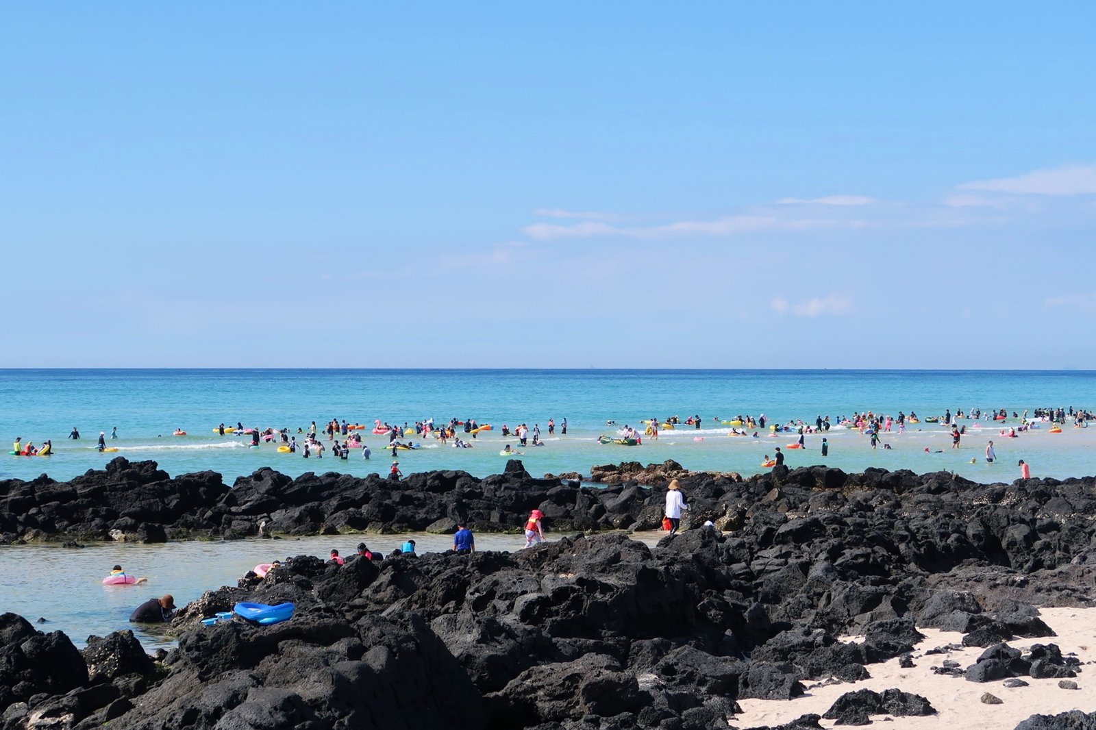 済州観光公社 ビーチと湧き水が楽しめるクァッチ海水浴場 美しいビーチはもちろん 湧き水の噴水や天然プールまで楽しめるクァッチ海水浴場 冷え冷えの地下水を浴びて 太陽で火照った体をクールダウン アクセス情報 T Co Vmfrbnvnuw 済州