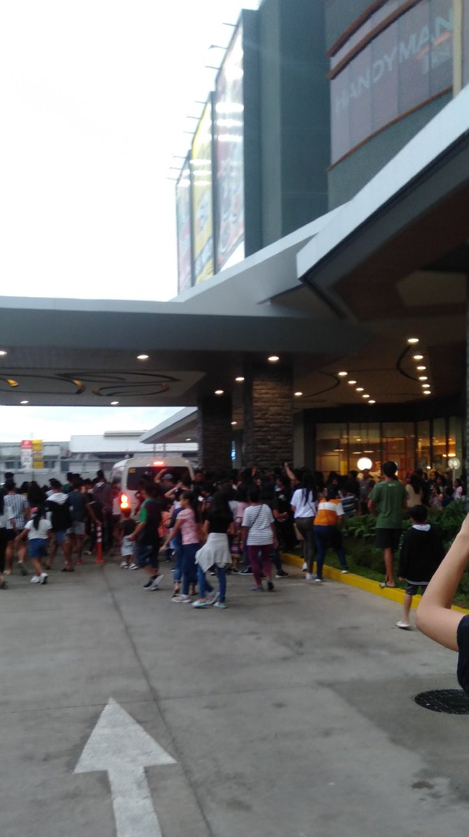 Alliiiaaah's tweet photo. Eh yung dinumog sila nung mallshow.. iba ang KierVi!

@hashtag_CK @vivoree

#KierViForABSCBNball https://t.co/iOwKB5eIPA