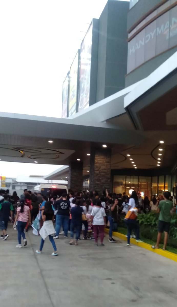 Alliiiaaah's tweet photo. Eh yung dinumog sila nung mallshow.. iba ang KierVi!

@hashtag_CK @vivoree

#KierViForABSCBNball https://t.co/iOwKB5eIPA
